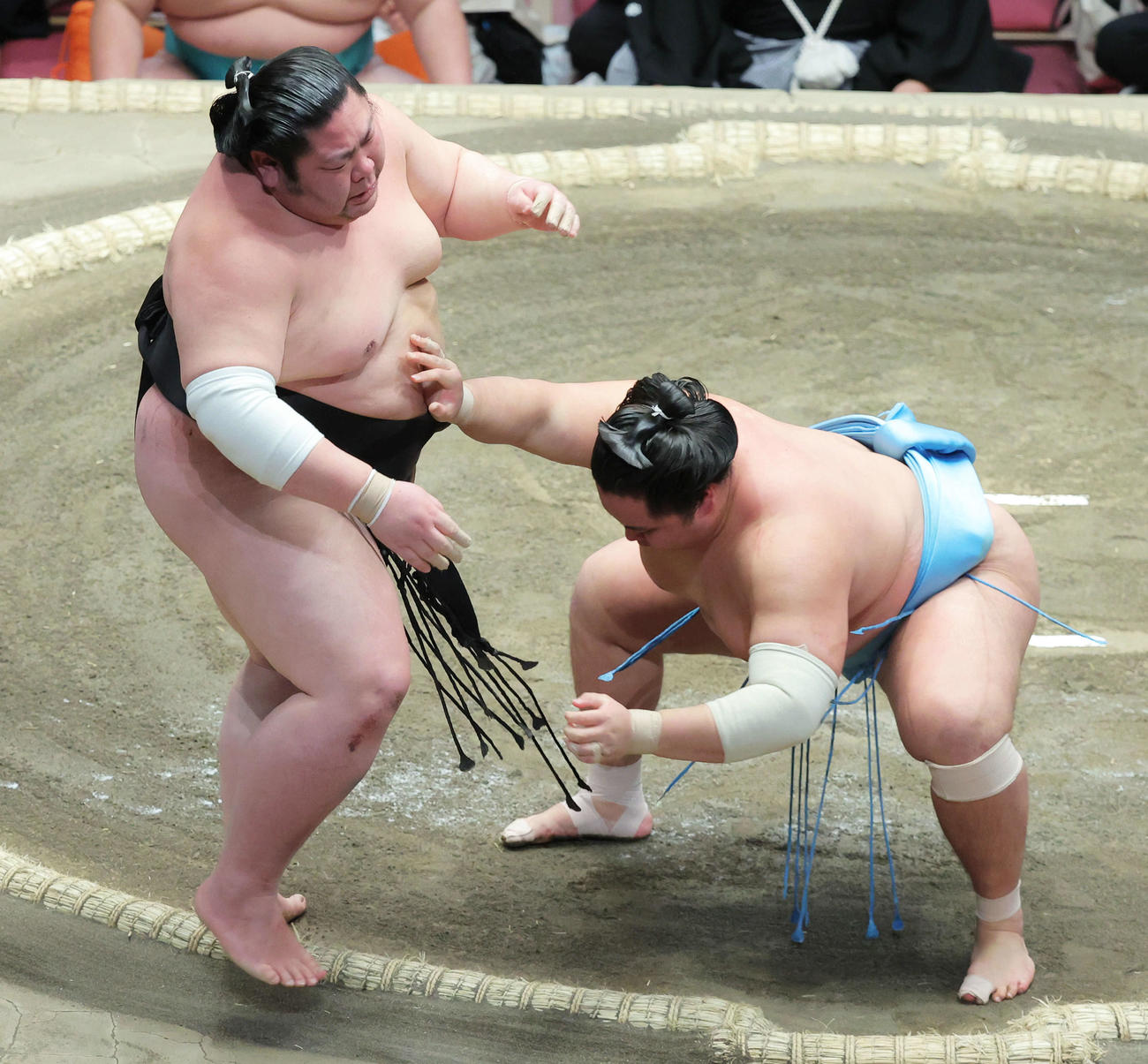 剣翔（左）を寄り切りで破る琴勝峰（撮影・河田真司）