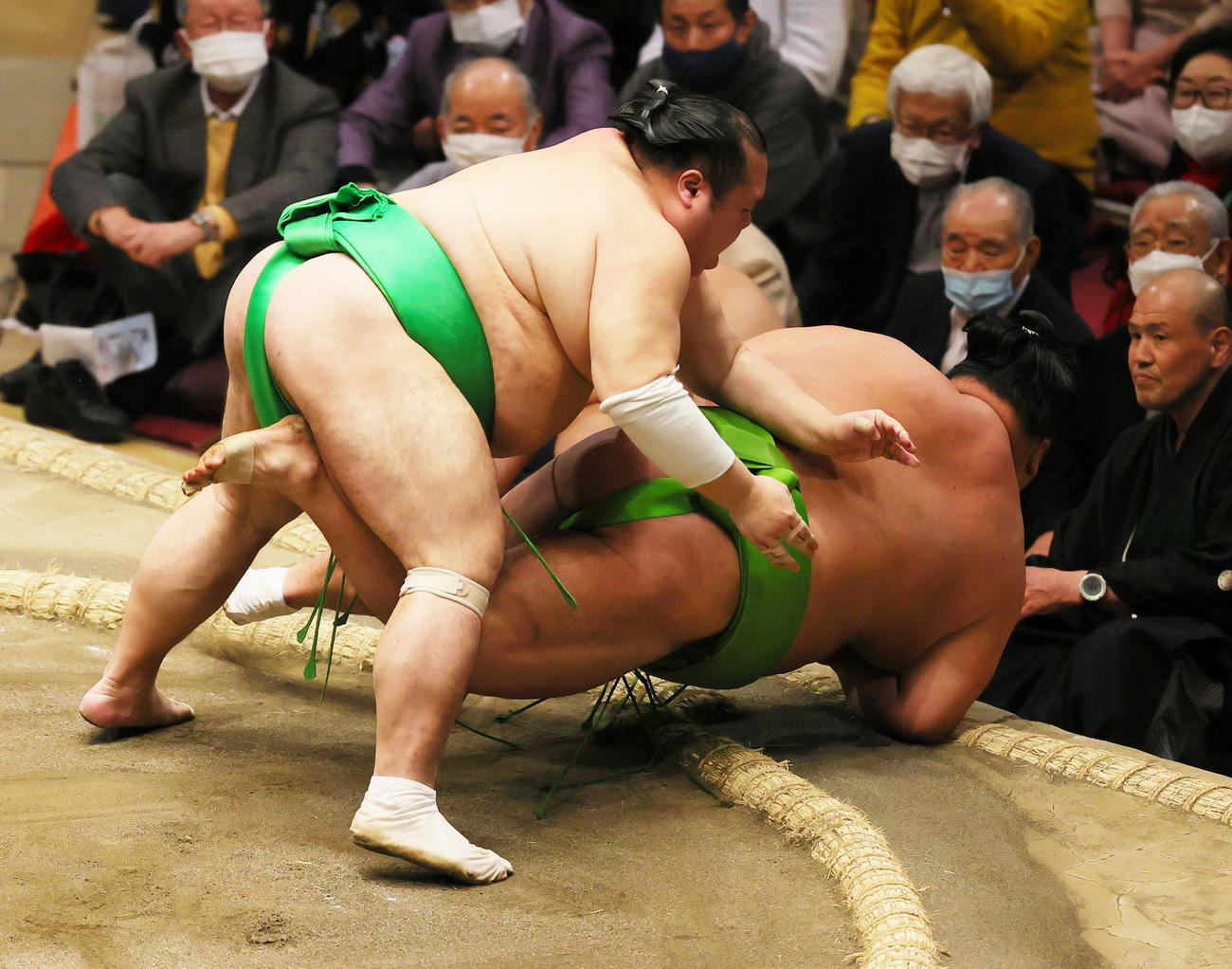 送り倒しで天空海（右）を破る千代丸（撮影・野上伸悟）