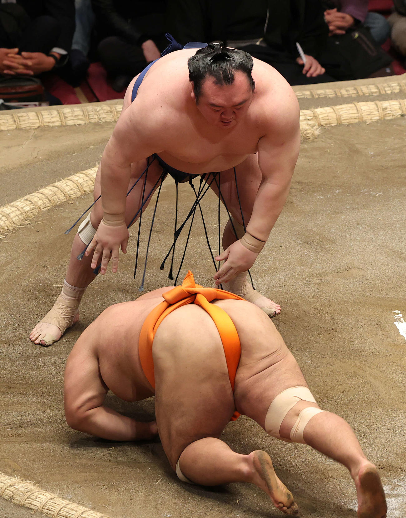 志摩ノ海（右）をはたき込みで破る宝富士（撮影・河野匠）