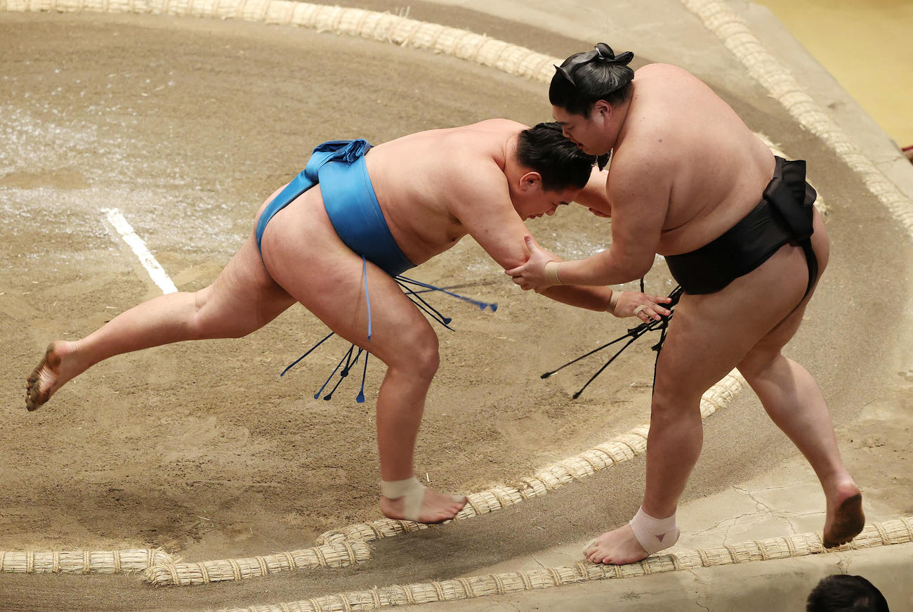 阿炎（右）を寄り切りで破る豊昇龍（撮影・河野匠）