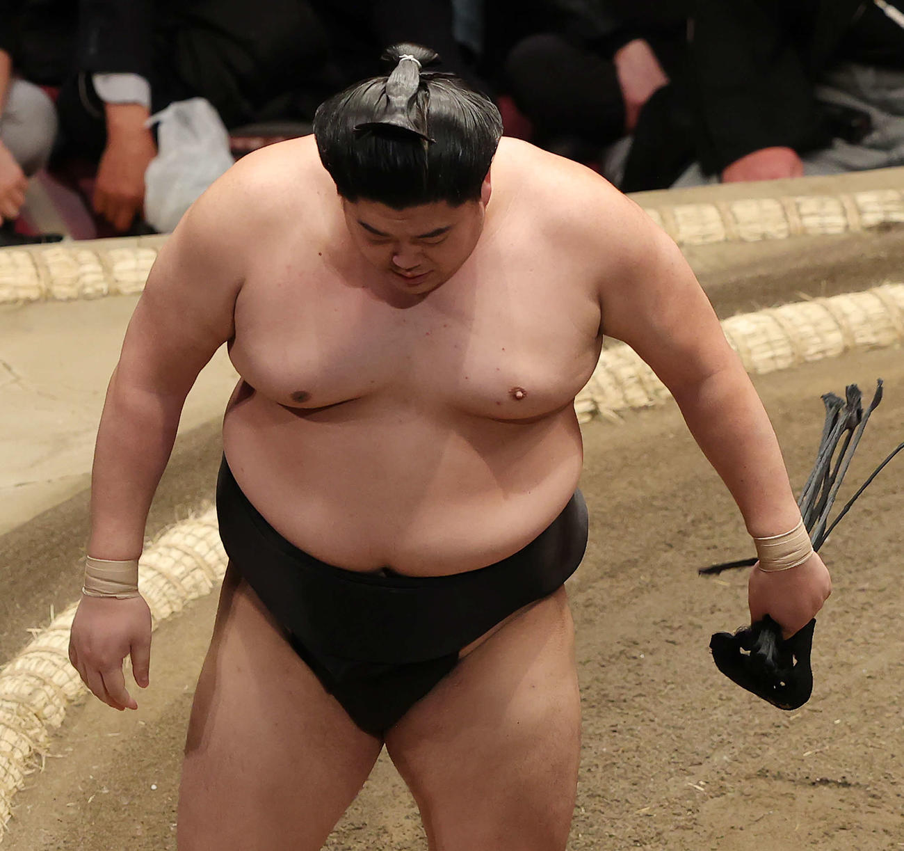 豊昇龍に敗れ、がっくりと引き揚げる阿炎（撮影・河野匠）