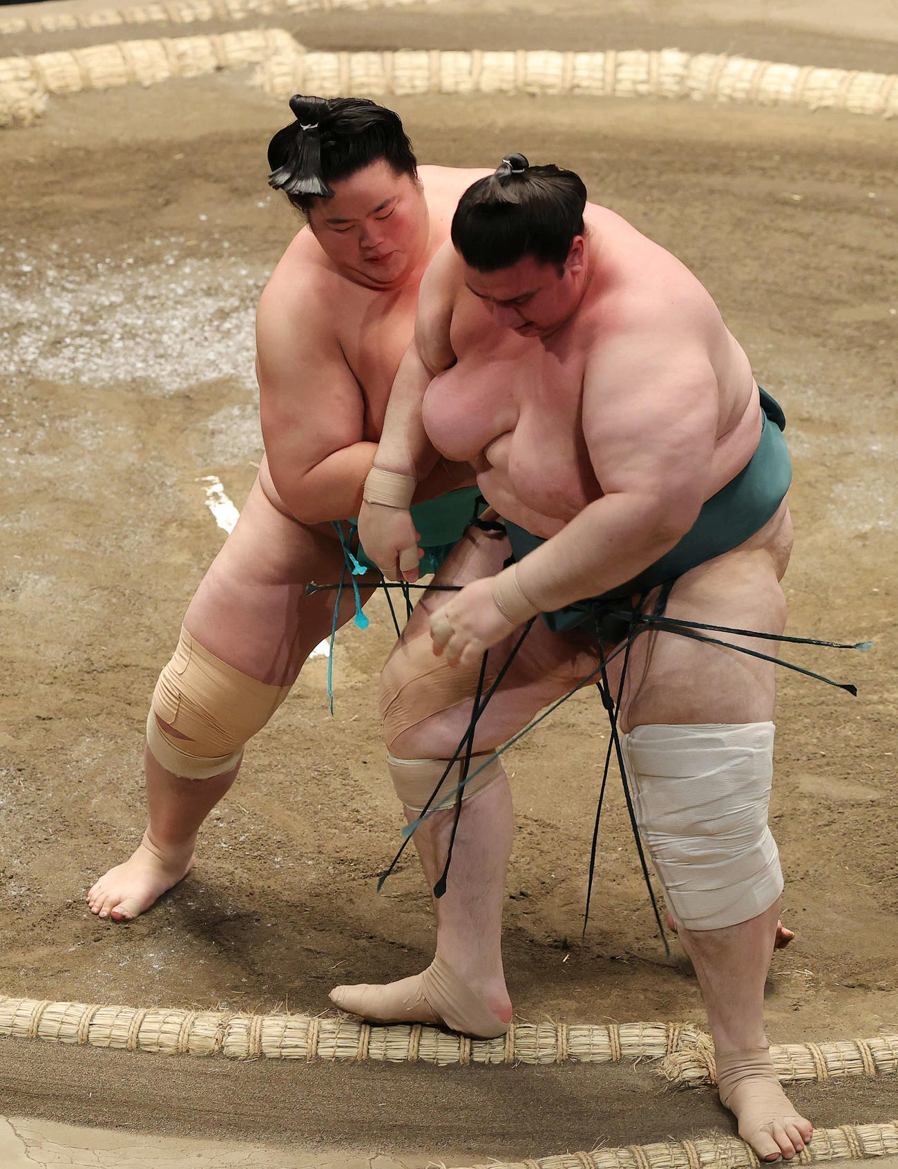 碧山（手前）を押し出しで破る琴乃若（撮影・河野匠）