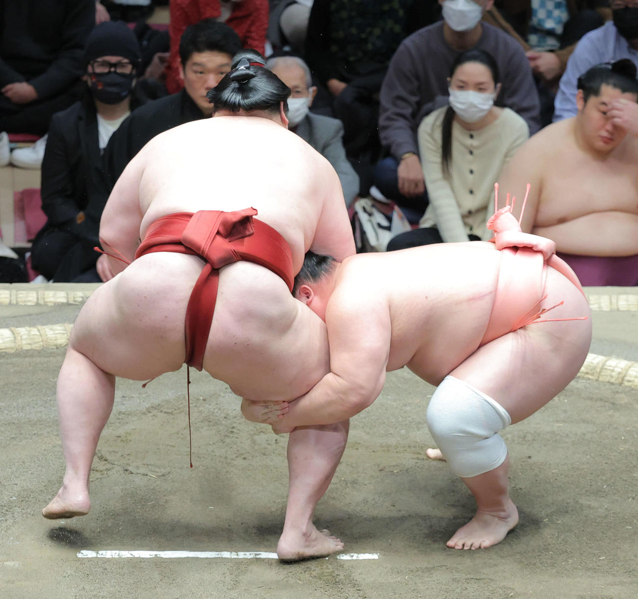 隆の勝（左）の足を取る宇良（撮影・河田真司）