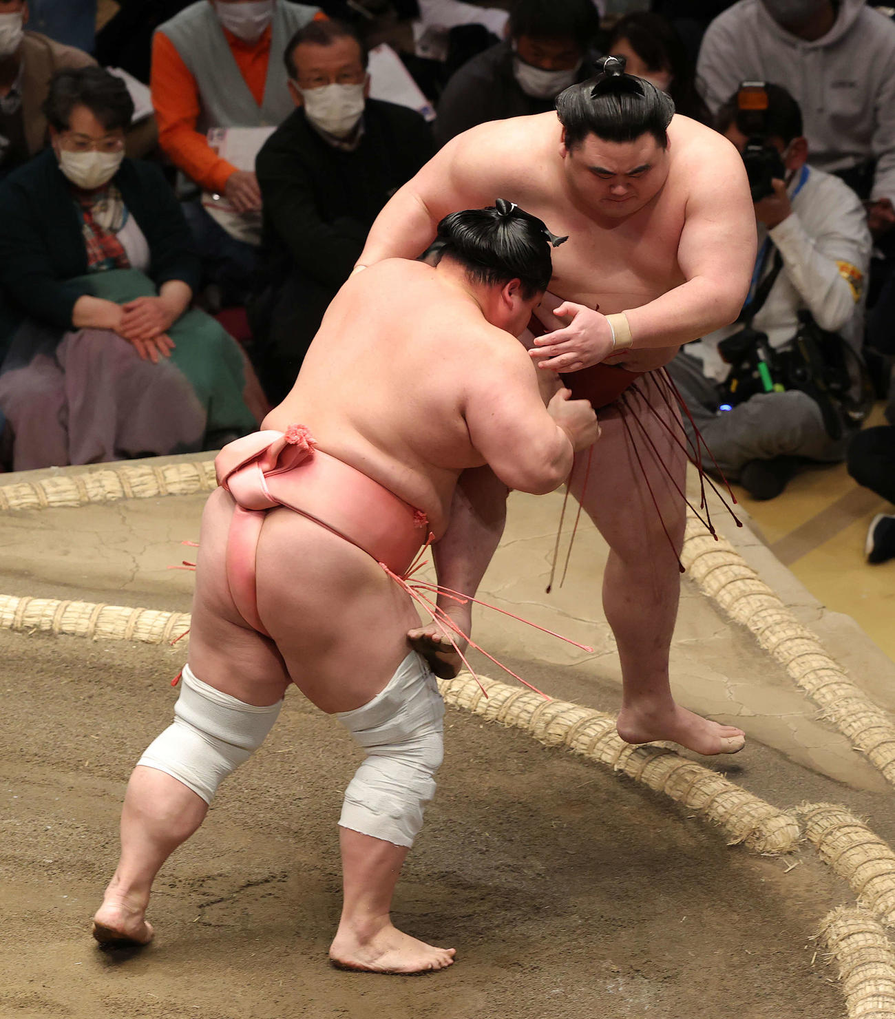 隆の勝（右）を足取りで破る宇良（撮影・河野匠）