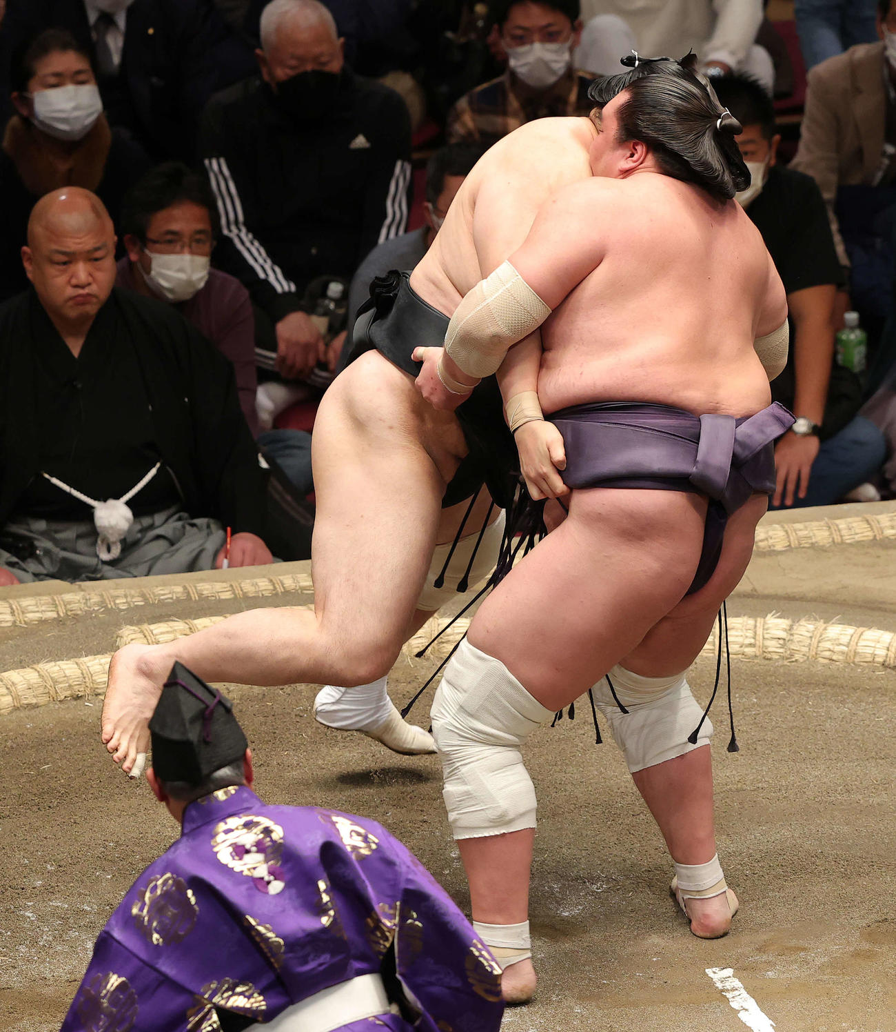 隠岐の海（左）をつり上げる照ノ富士（撮影・河野匠）