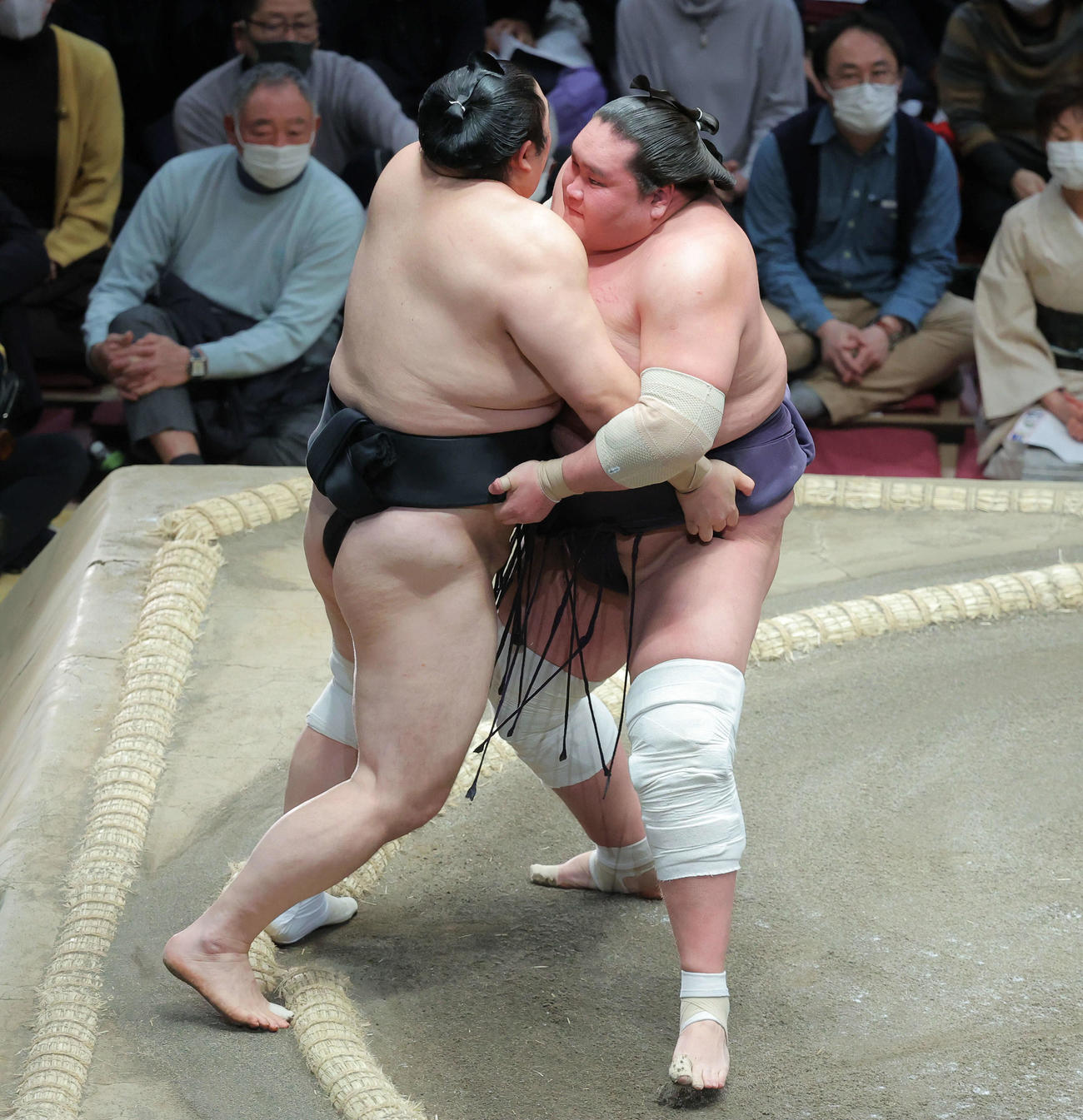 隠岐の海（左）を寄り切りで下す照ノ富士（撮影・河田真司）