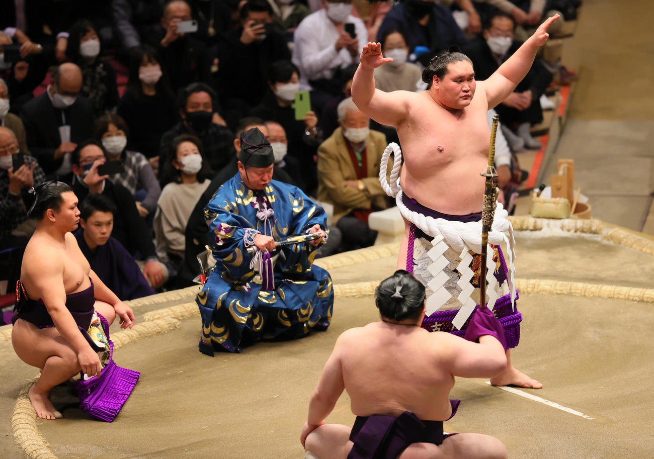 土俵入りを行う横綱照ノ富士（撮影・野上伸悟）