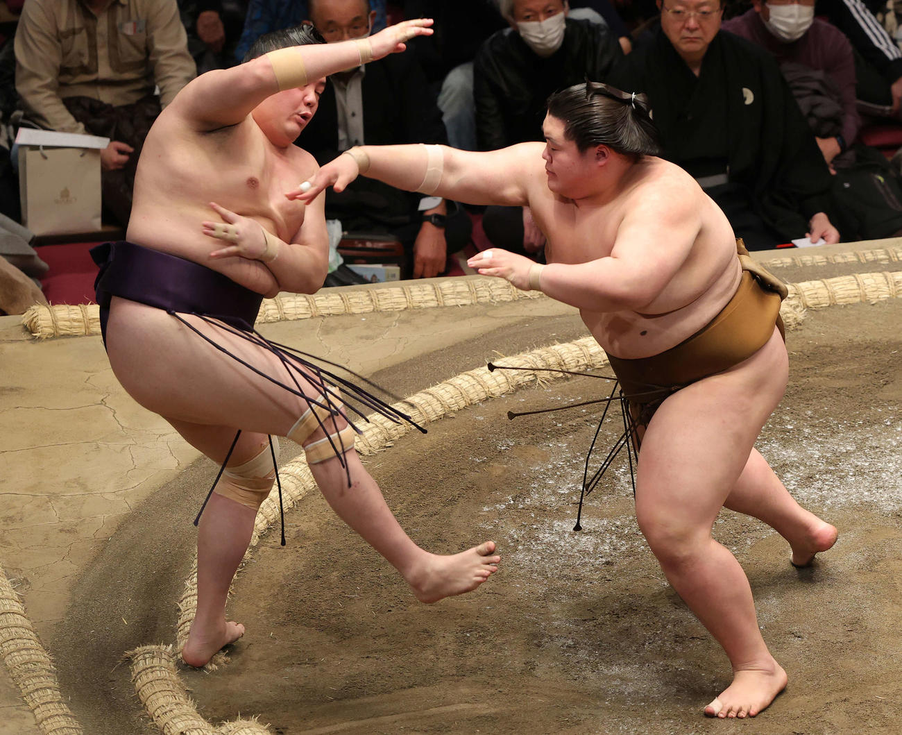 一山本（左）を突き出しで破る王鵬（撮影・河野匠）