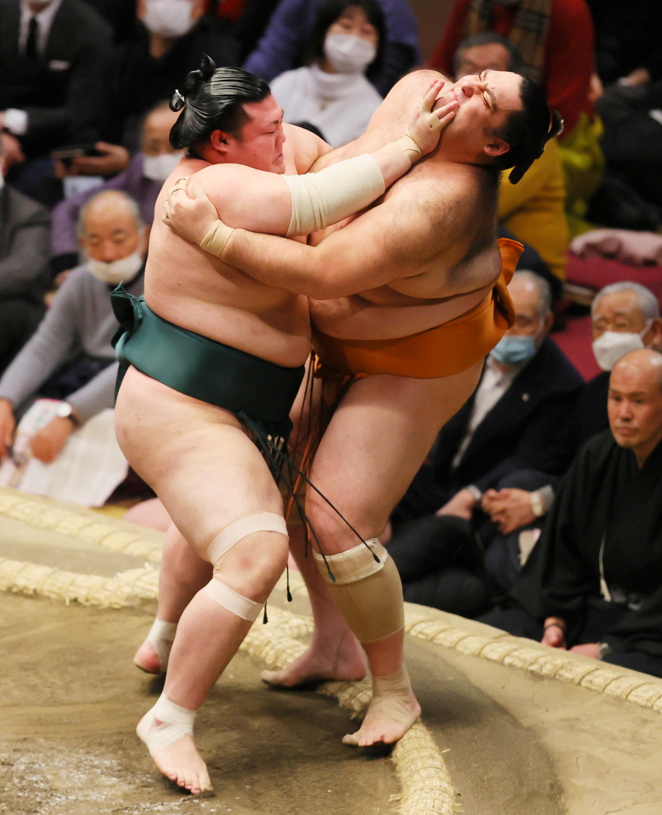 寄り切りで魁聖（右）を破る豊山（撮影・野上伸悟）