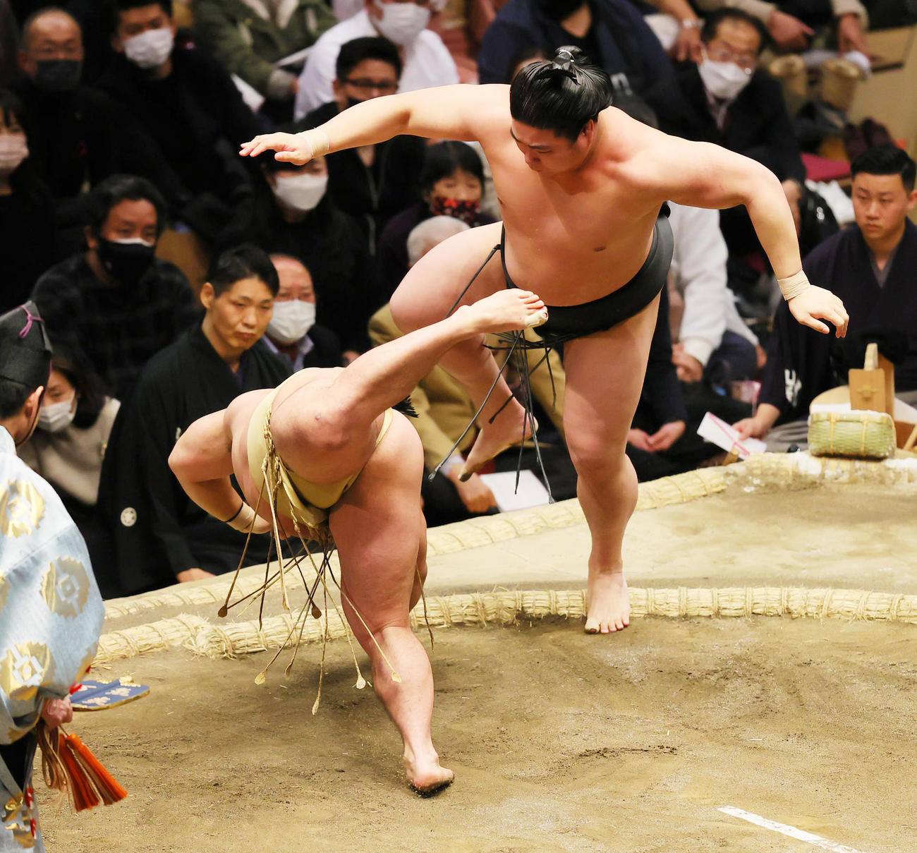 石浦（左）をはたき込みで破る若元春（撮影・野上伸悟）