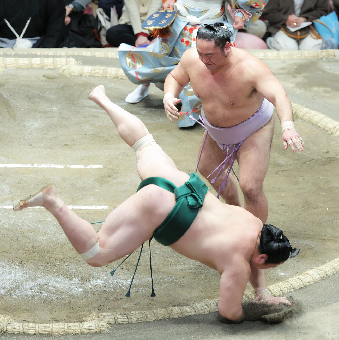 佐田の海（手前）を突き落としで破る琴恵光（撮影・河田真司）