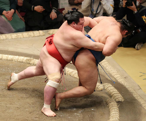 千代の国（右）を送り倒しで破る阿武咲（撮影・河野匠）