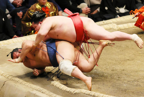 千代の国（下）を送り倒しで破る阿武咲（撮影・野上伸悟）