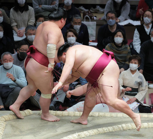 大栄翔（左）を押し出しで破る御嶽海（撮影・河田真司）
