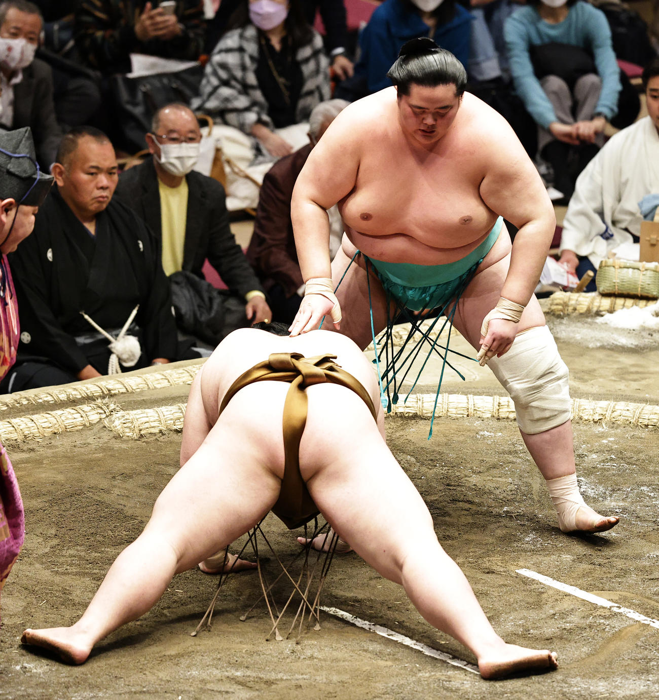 王鵬（下）を肩透かしで破る琴ノ若（撮影・中島郁夫）