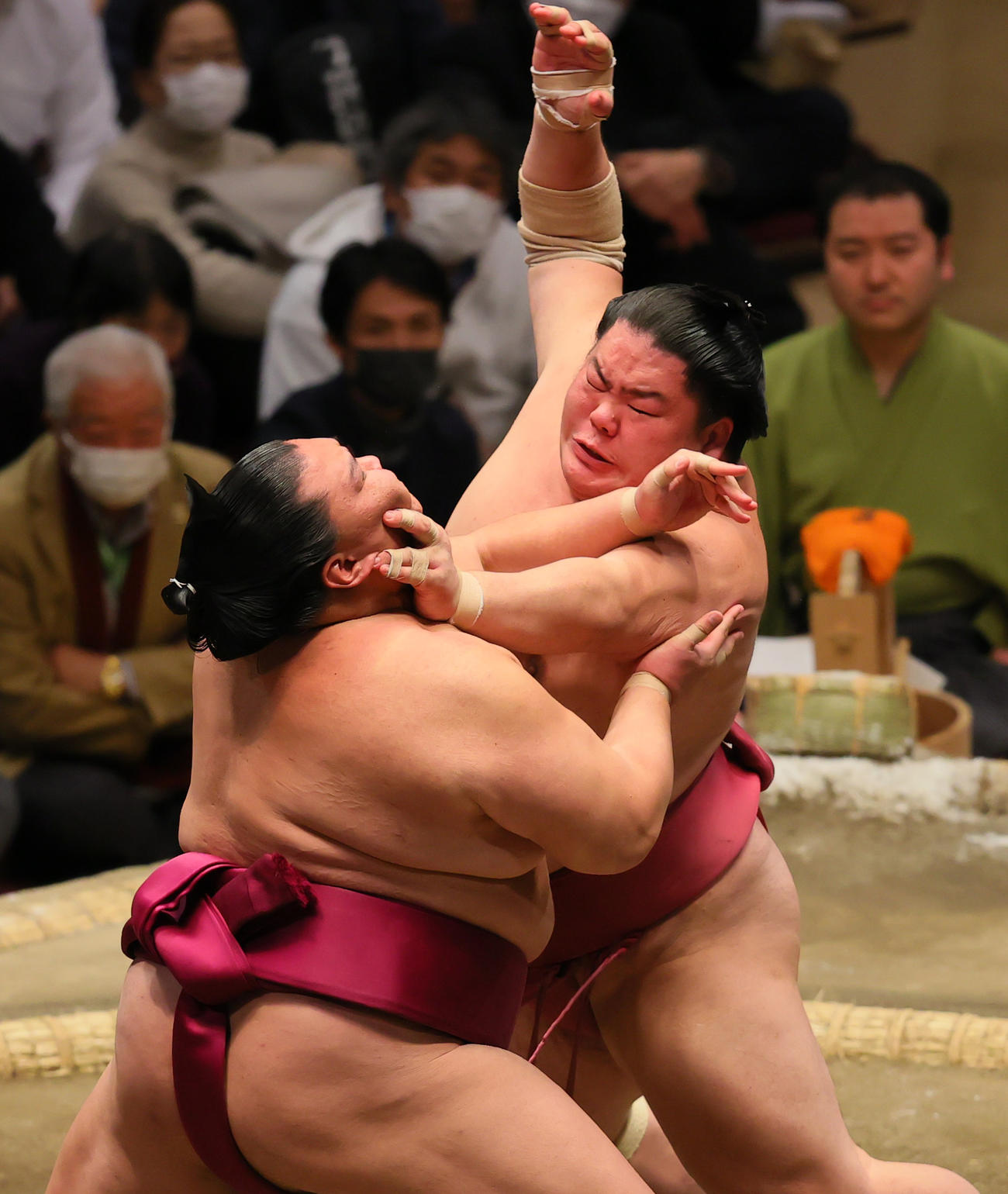 大栄翔（右）の張り手をこらえる御嶽海（撮影・野上伸悟）
