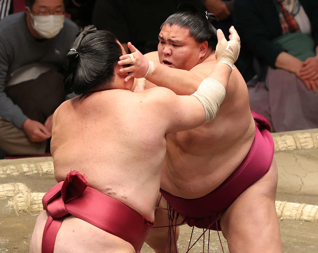 大栄翔（左）を攻める御嶽海（撮影・河野匠）