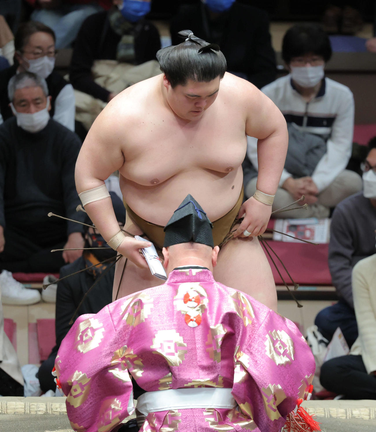 一山本を突き出しで破り、勝ち名乗りを受ける王鵬（撮影・河田真司）