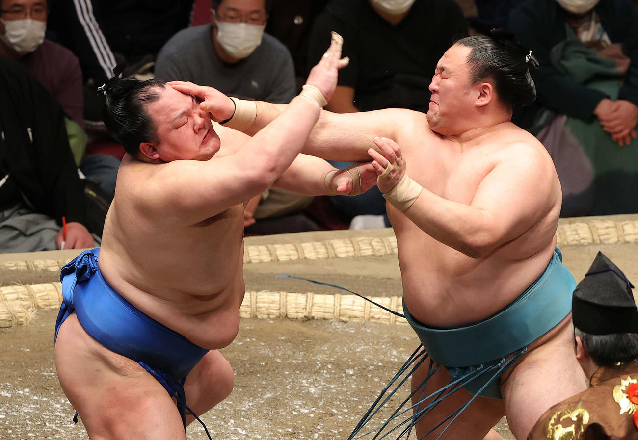 激しく攻め合う北勝富士（左）と玉鷲（撮影・河野匠）