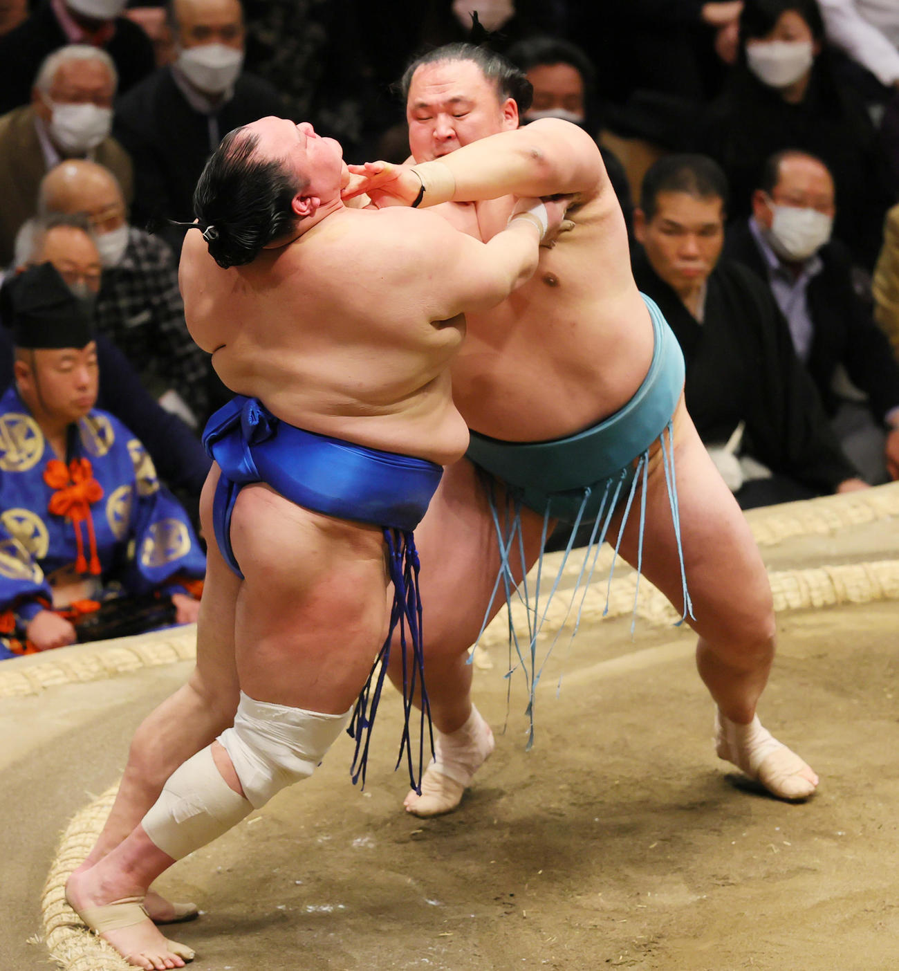 北勝富士（手前）を押し出しで破った玉鷲（撮影・野上伸悟）