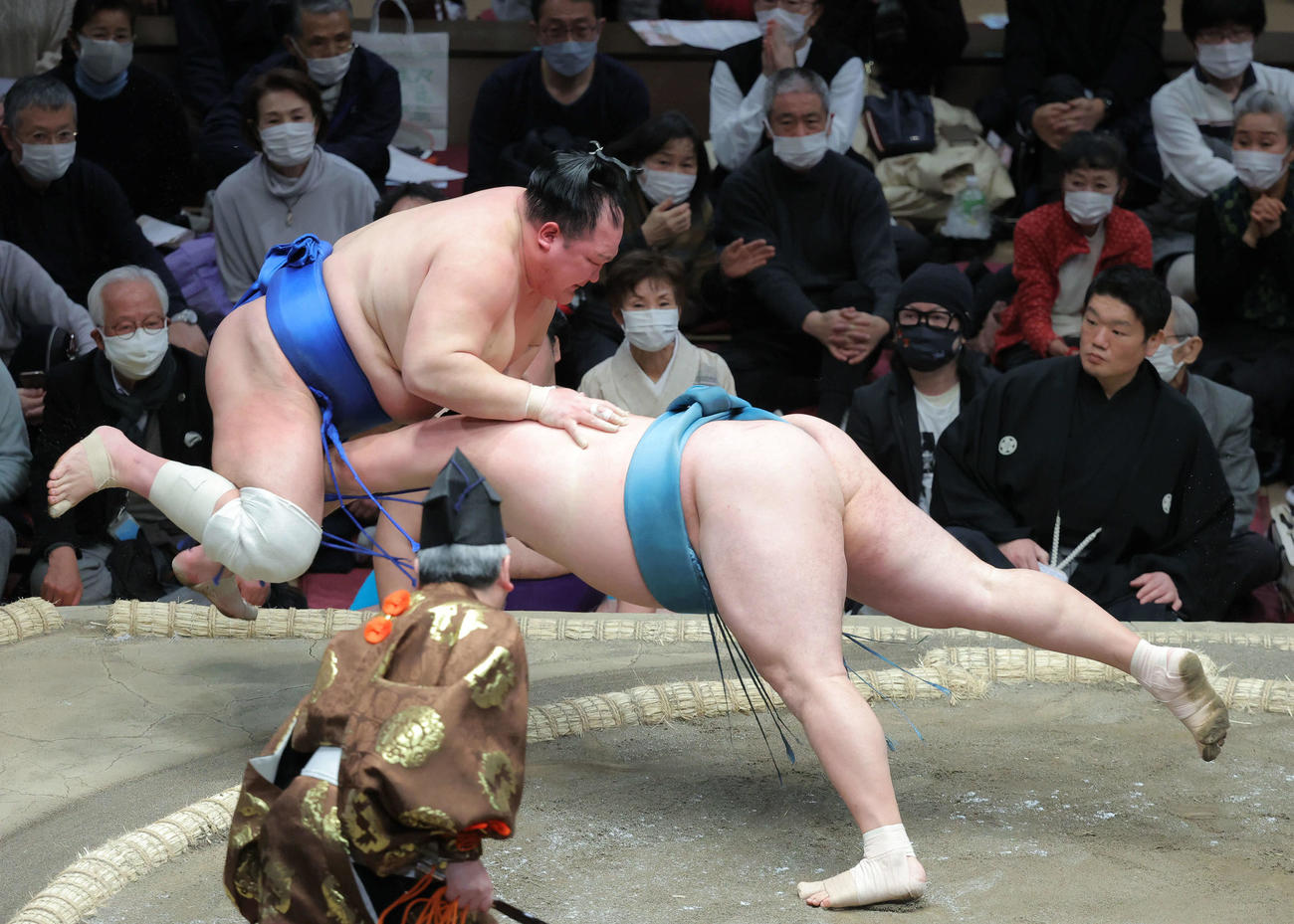 北勝富士（左）を押し出しで破る玉鷲（撮影・河田真司）