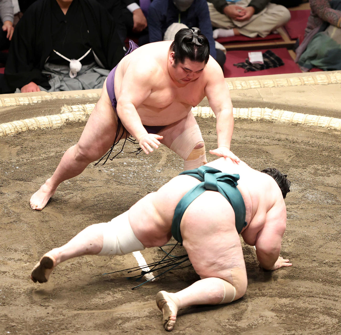 碧山（手前）を引き落としで破る大奄美（撮影・鈴木正人）