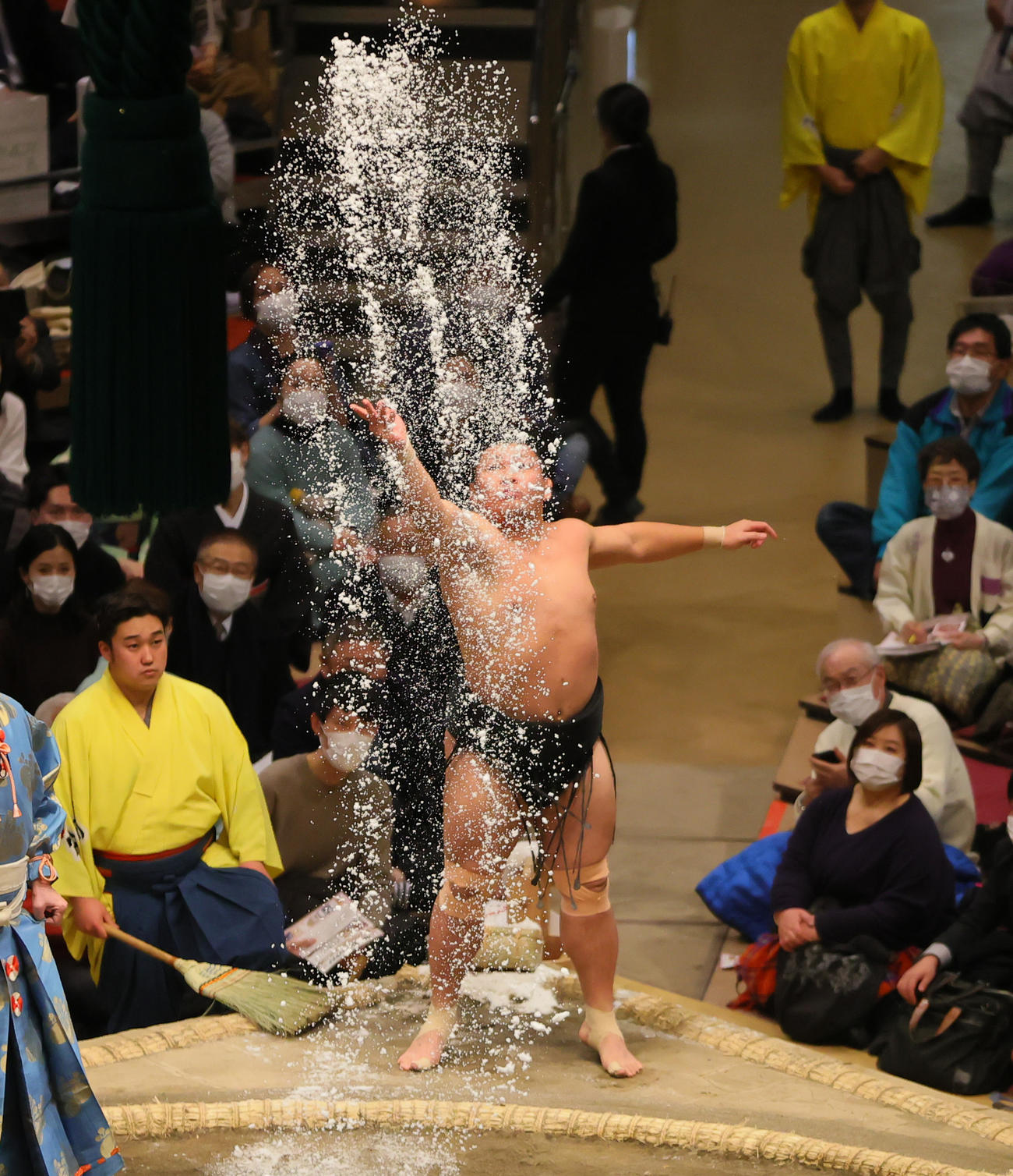 塩をまく照強（撮影・野上伸悟）
