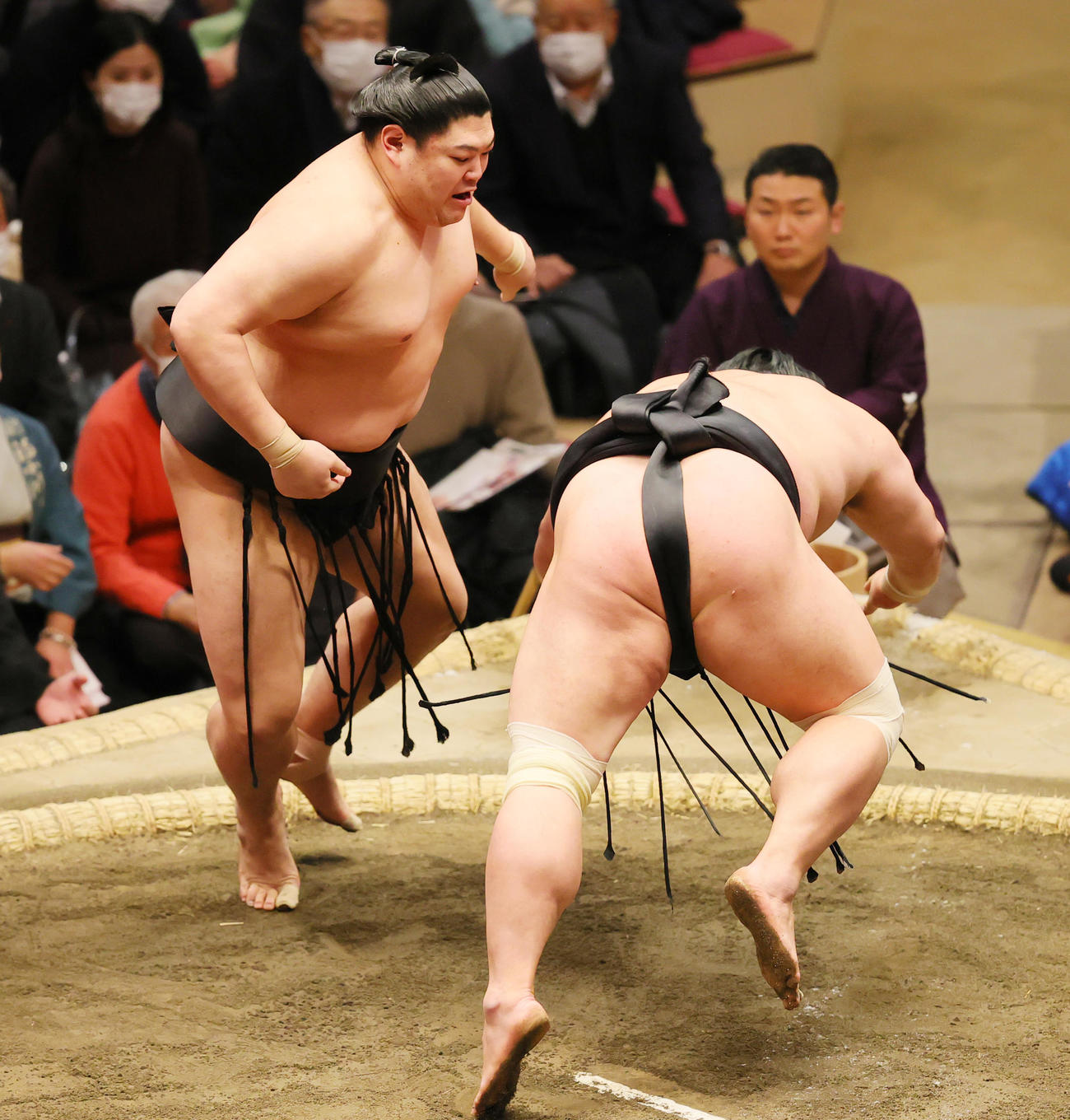 引き落としで妙義龍（右）を破る阿炎（撮影・野上伸悟）