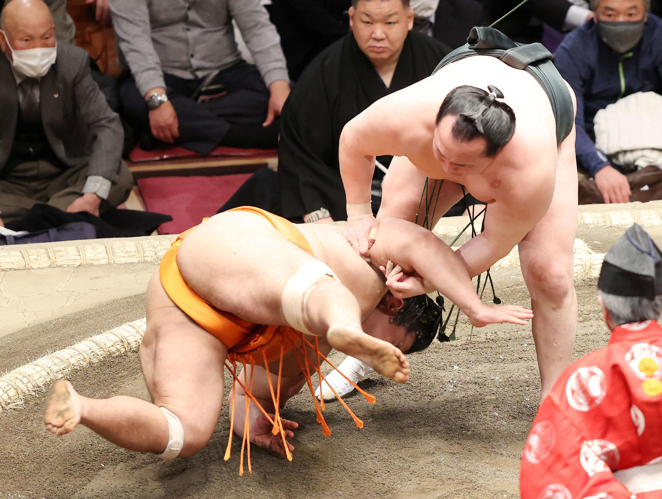 志摩ノ海（左）を肩すかしで破る千代翔馬（撮影・鈴木正人）