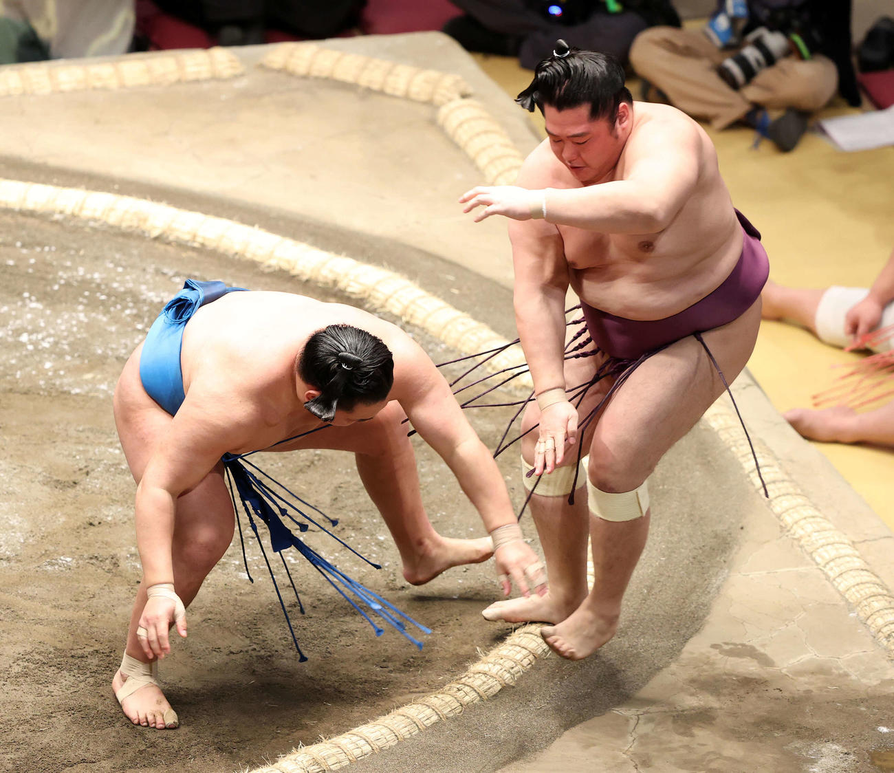 遠藤（右）を押し出しで破る豊昇龍（撮影・鈴木正人）