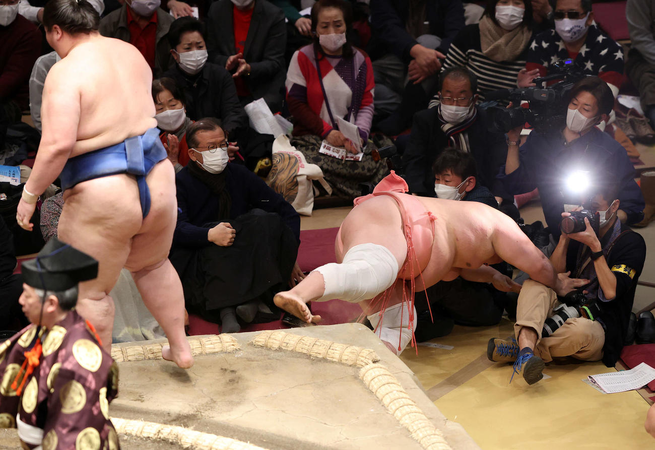 逸ノ城（左）に寄り切りで敗れた宇良（撮影・鈴木正人）