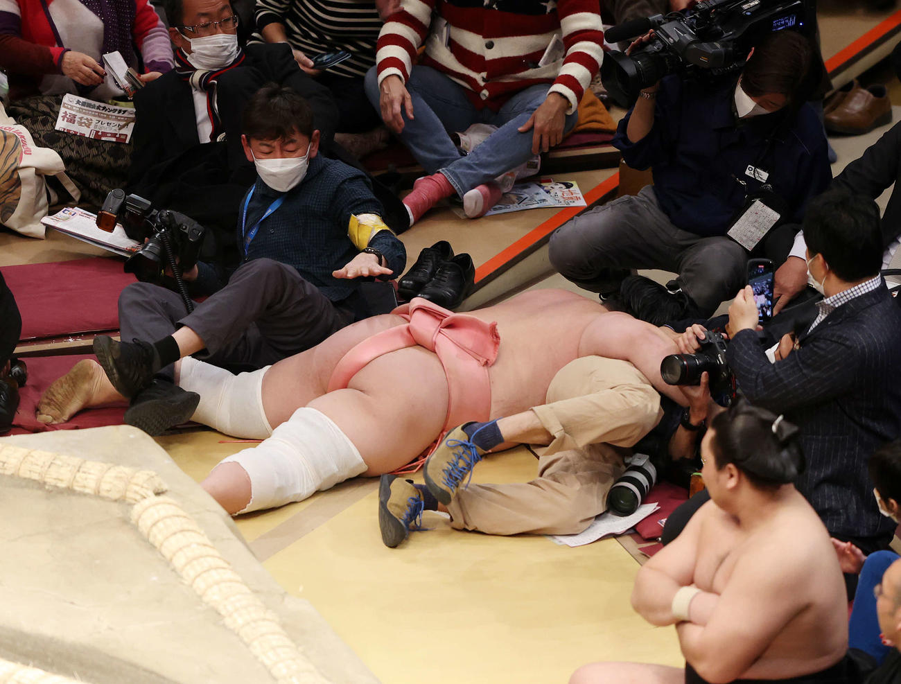 逸ノ城に寄り切りで敗れた宇良（撮影・鈴木正人）