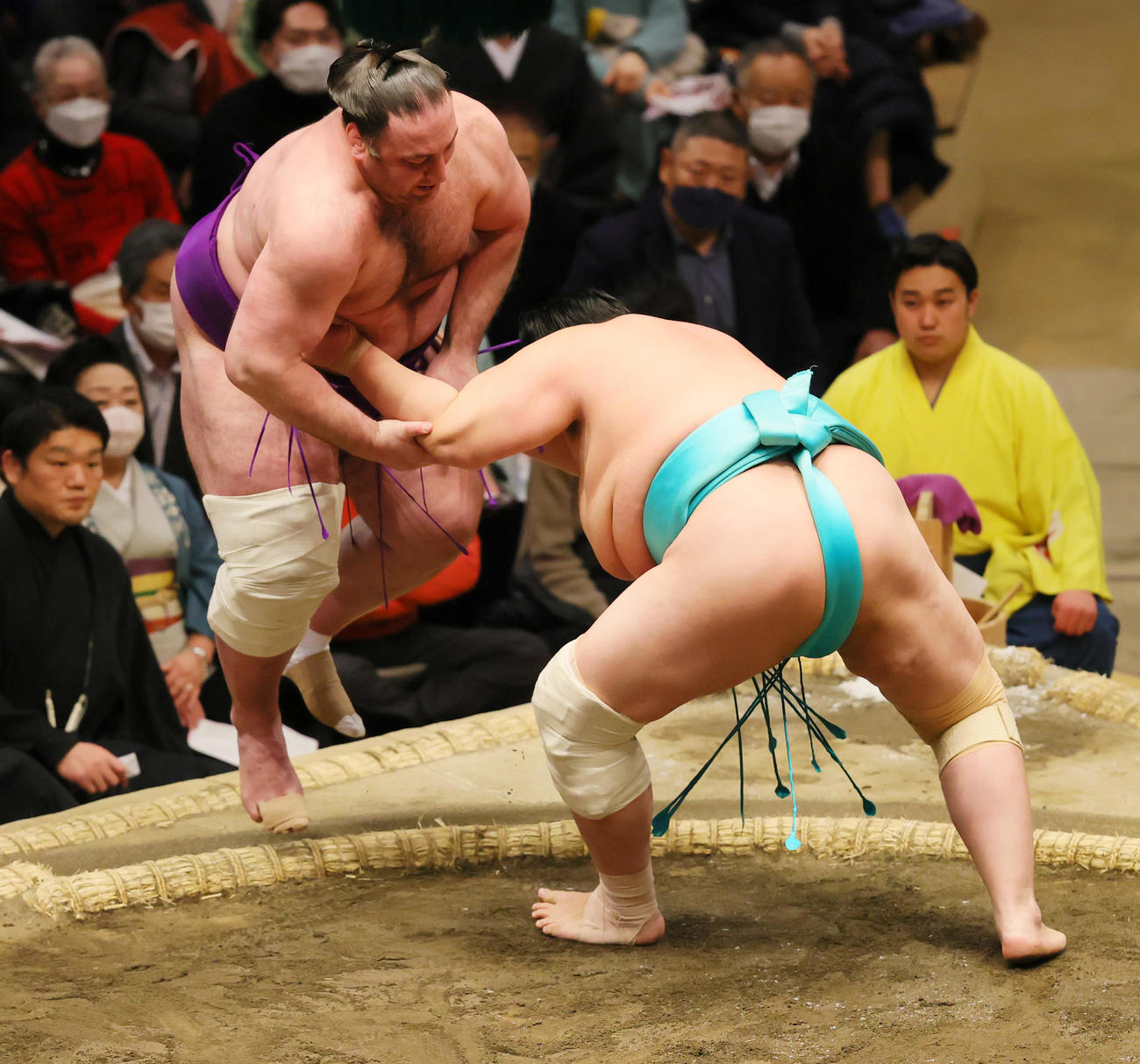 栃ノ心（左）を押し出しで破る琴ノ若（撮影・野上伸悟）
