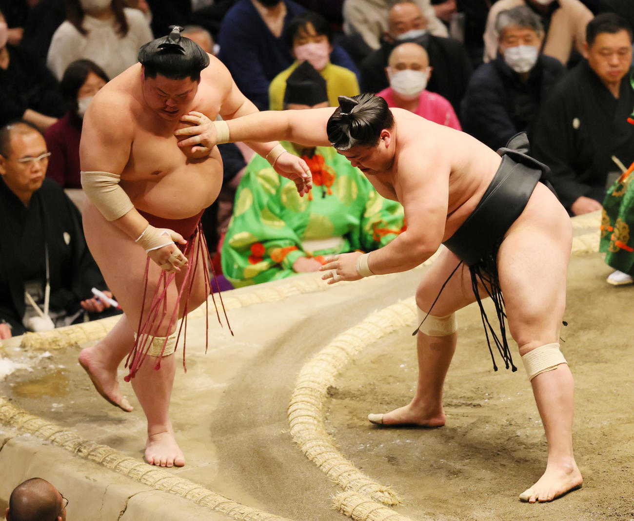 寄り切りで大栄翔（左）を破る霧馬山（撮影・野上伸悟）