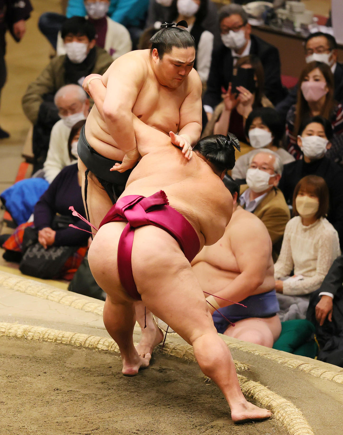 寄り切りで隠岐の海（奥）を破る御嶽海（撮影・野上伸悟）