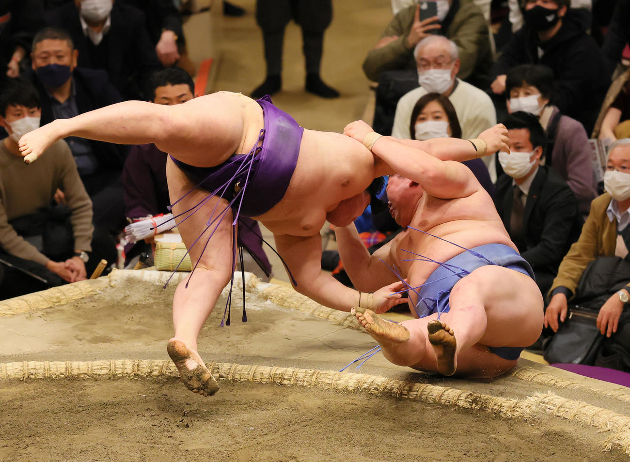 正代（右）を寄り倒しで破る明生（撮影・野上伸悟）