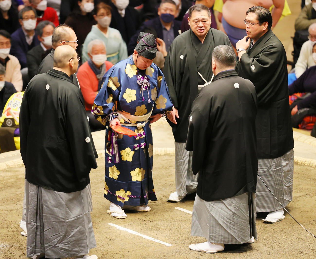 明生対正代の一番で物言いが付き協議する審判団。中央は式守伊之助（撮影・野上伸悟）