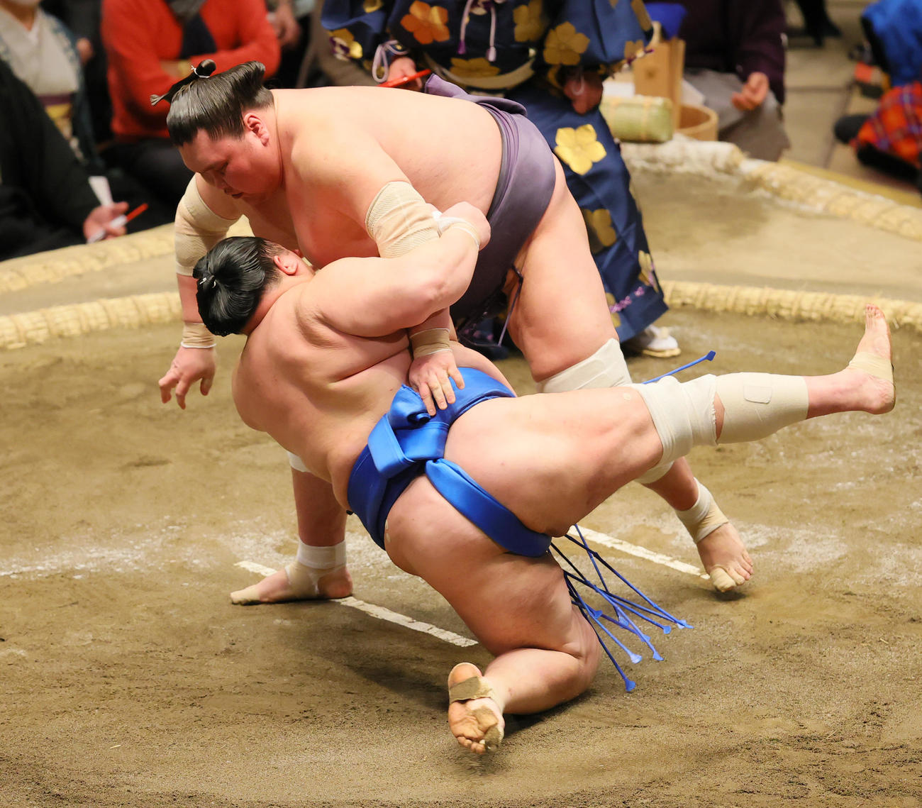 下手投げで北勝富士（手前）を破る照ノ富士（撮影・野上伸悟）