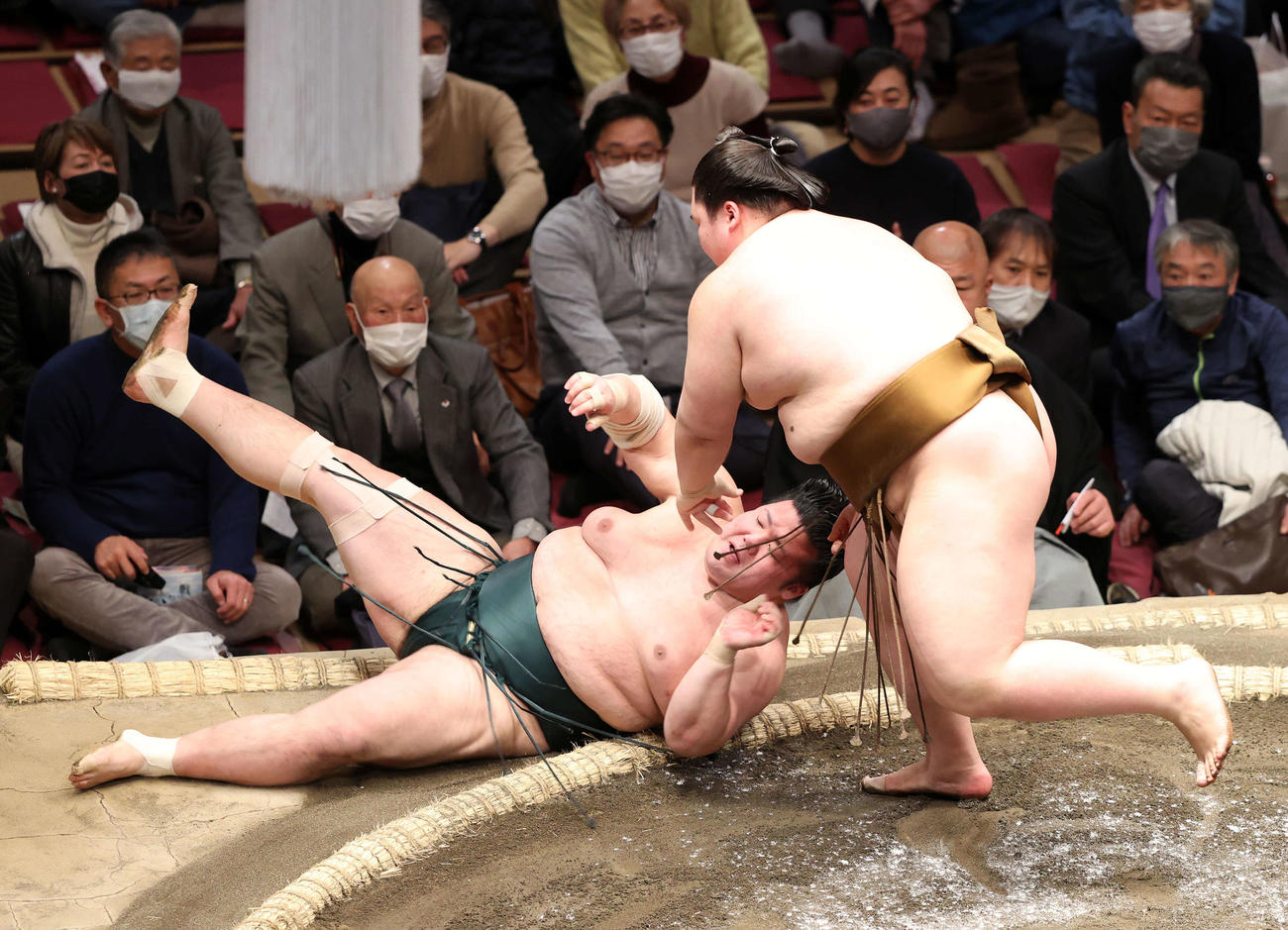 豊山（左）をすくい投げで破る王鵬（撮影・鈴木正人）