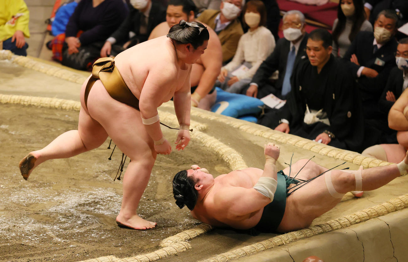 豊山（右）をすくい投げで破る王鵬（撮影・野上伸悟）