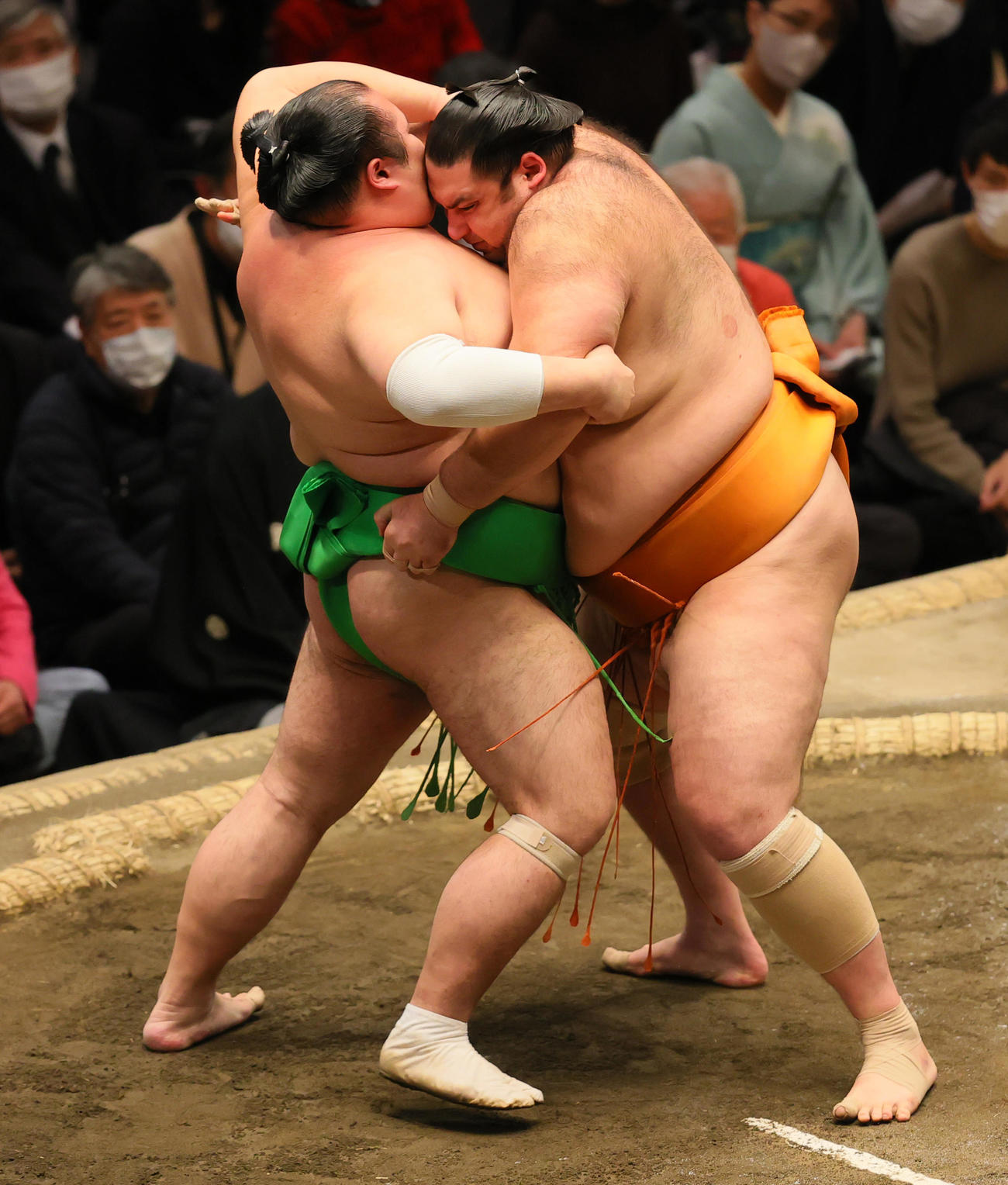 千代丸（左）を押し出しで破った魁聖（撮影・野上伸悟）