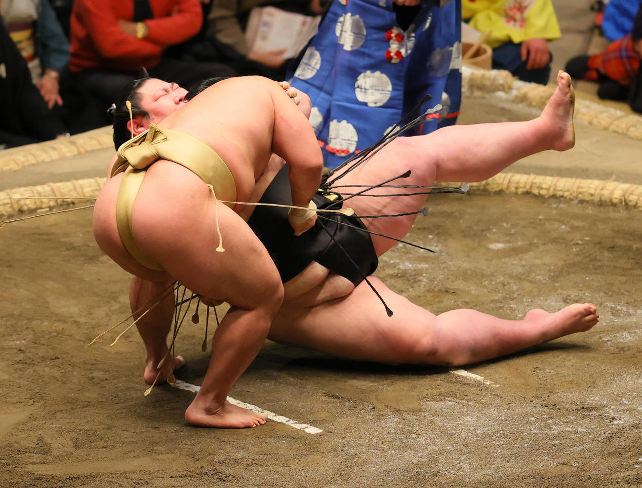 剣翔（奥）を下手ひねりで破る石浦（撮影・野上伸悟）