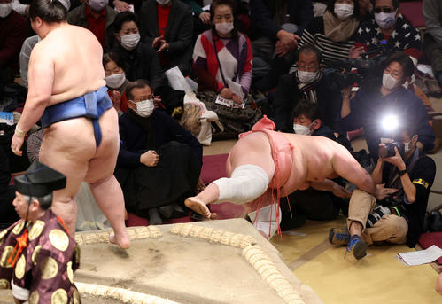 逸ノ城（左）に寄り切りで敗れた宇良（撮影・鈴木正人）