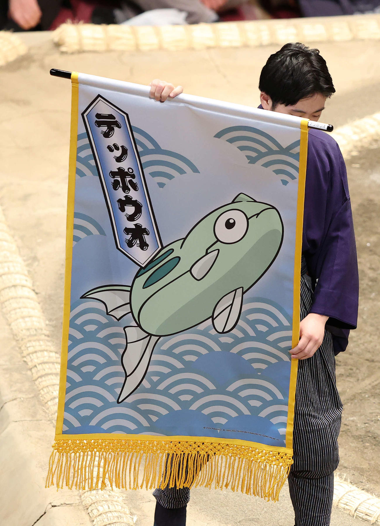 ふんしゃポケモン「テッポウオ」の懸賞旗（撮影・鈴木正人）