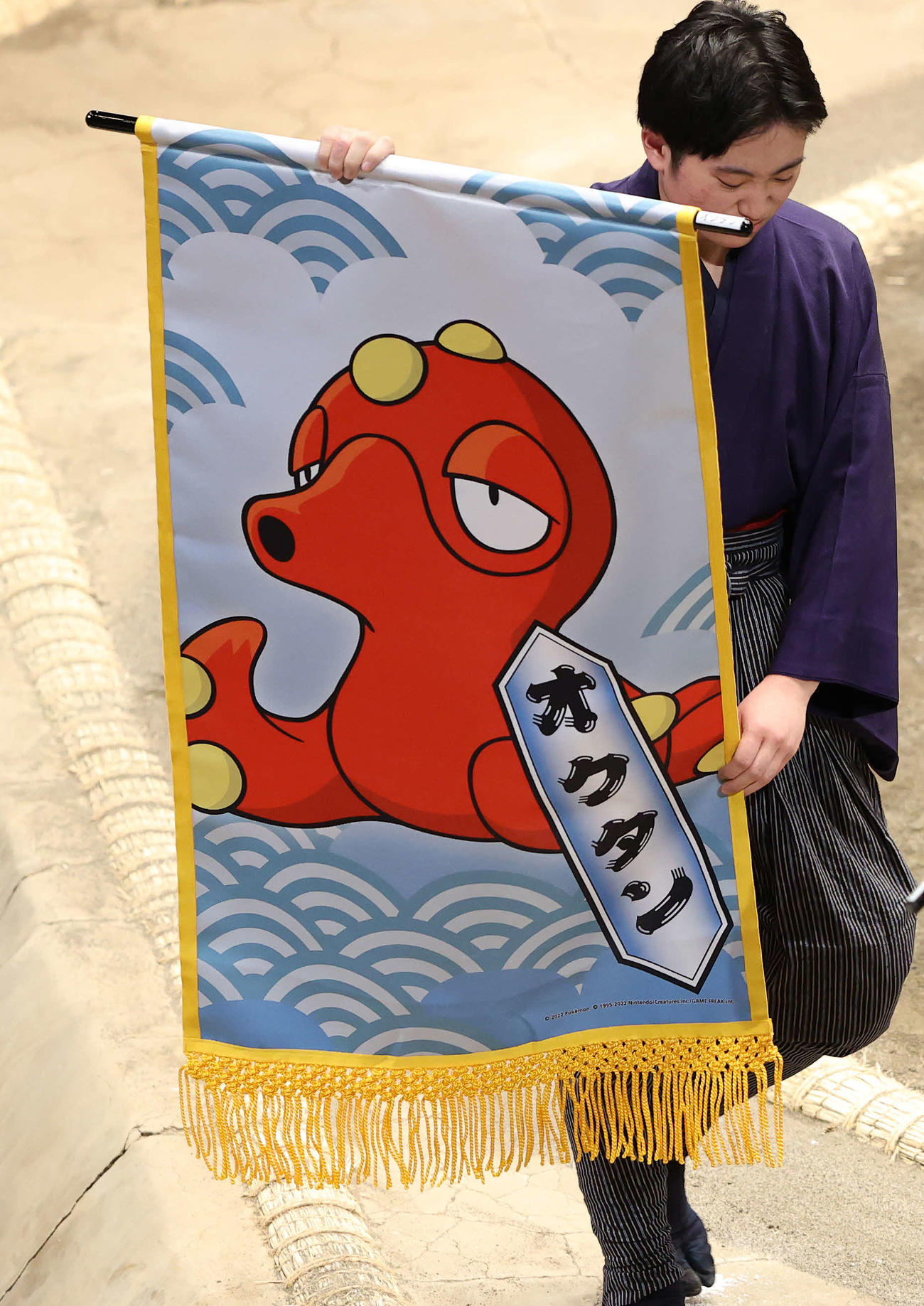 ふんしゃポケモン「オクタン」の懸賞旗（撮影・鈴木正人）