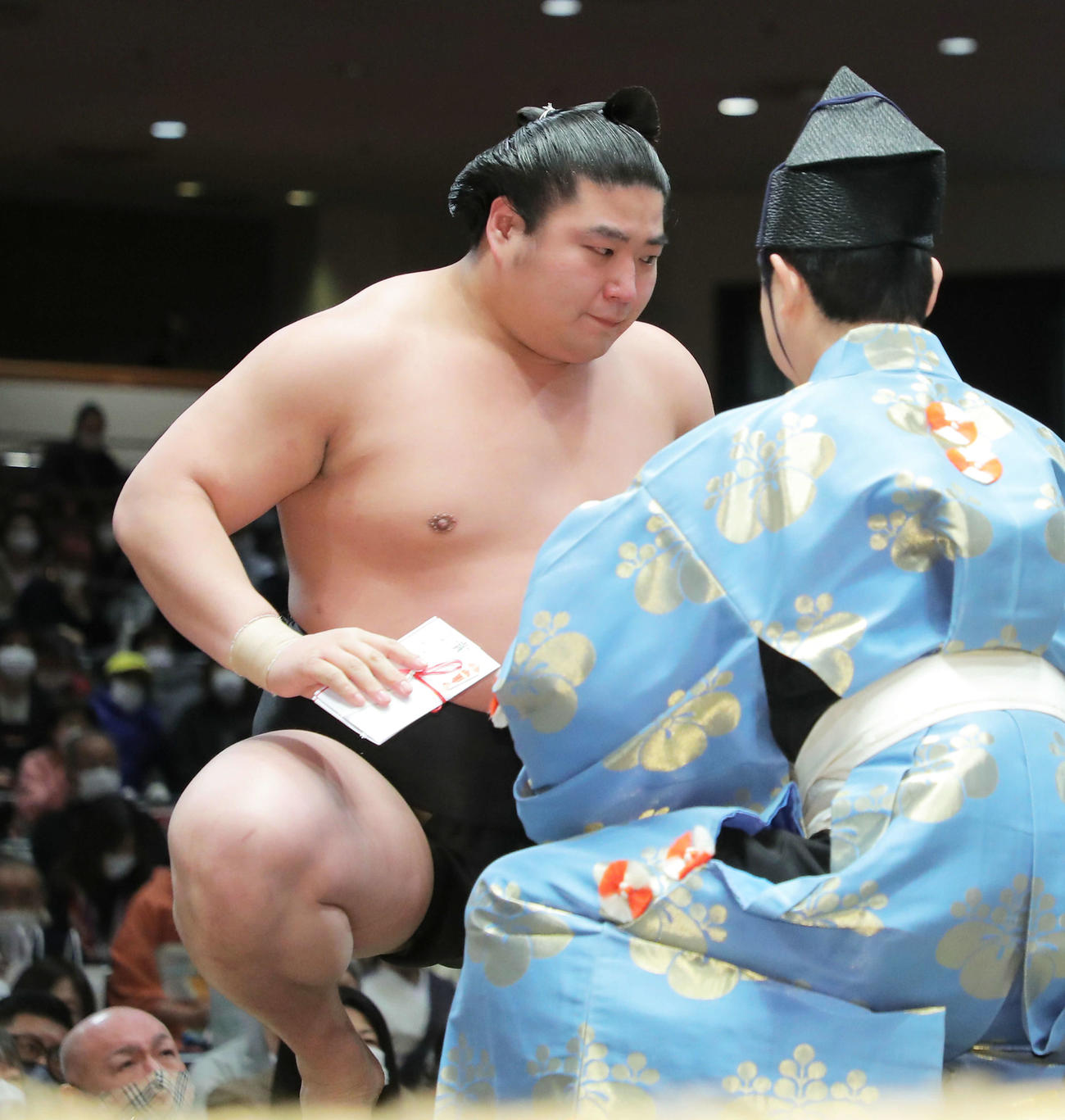 照強を寄り切りで破り、勝ち名乗りを受ける若元春（撮影・河田真司）