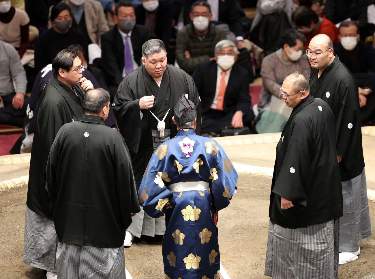 正代と明生の一番で物言いが付き協議する審判団（撮影・鈴木正人）