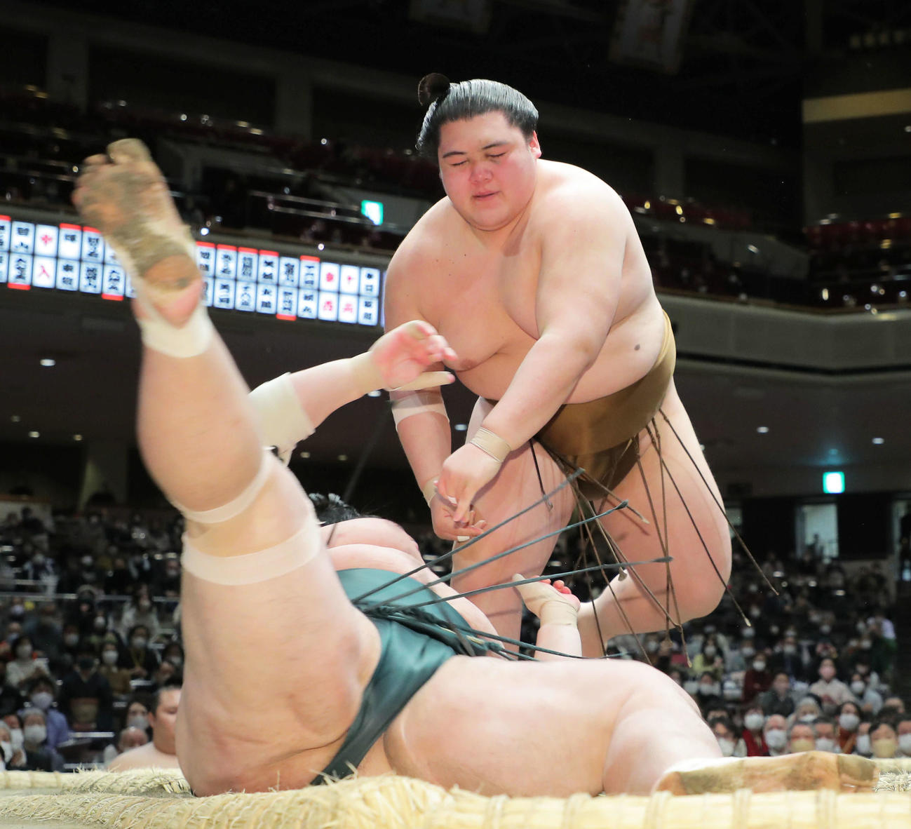 豊山（手前）をすくい投げで破る王鵬（撮影・河田真司）