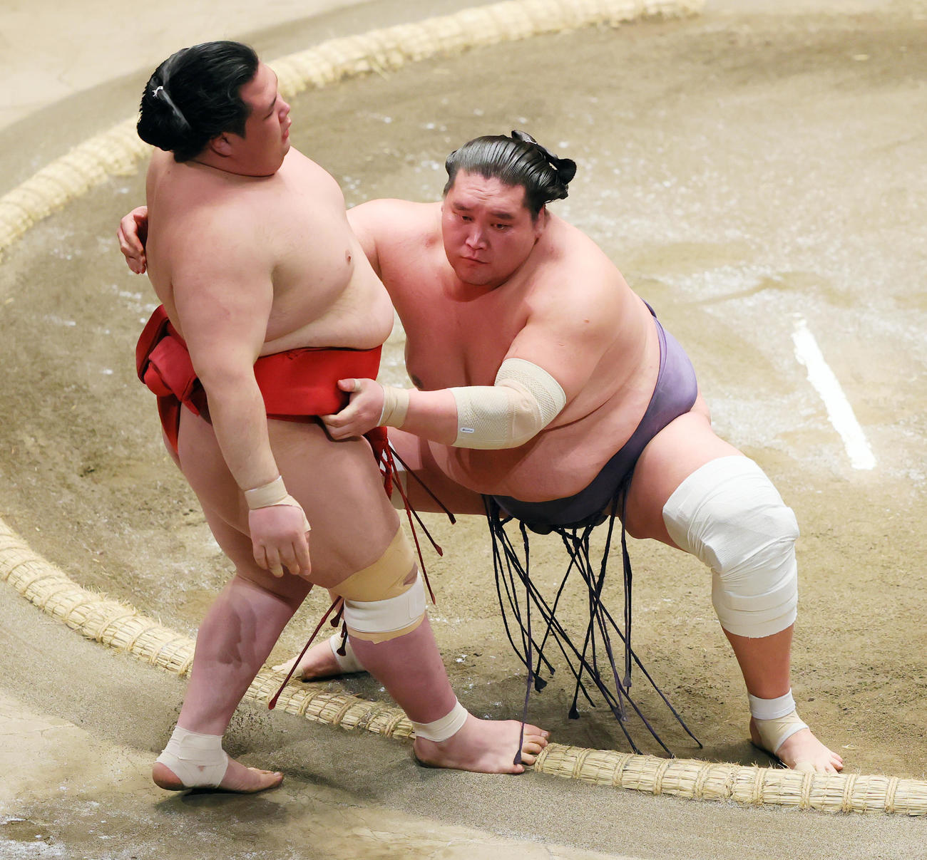 寄り切りで阿武咲（手前）を破る照ノ富士（撮影・野上伸悟）