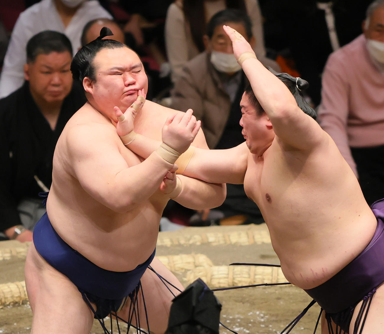 一山本（右）の張り手をこらえる宝富士（撮影・野上伸悟）